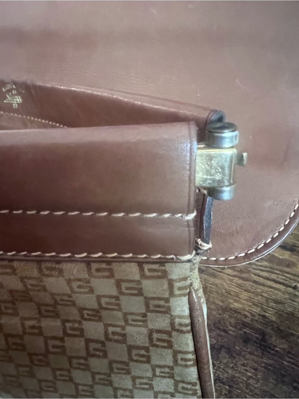 Vintage 80s Gucci Beige/Tan Monogram Clutch with Gold Lock - Picture 9 of 16